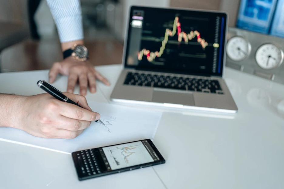 Moderní obchodní rozhraní platformy CapitalCZ na notebooku.